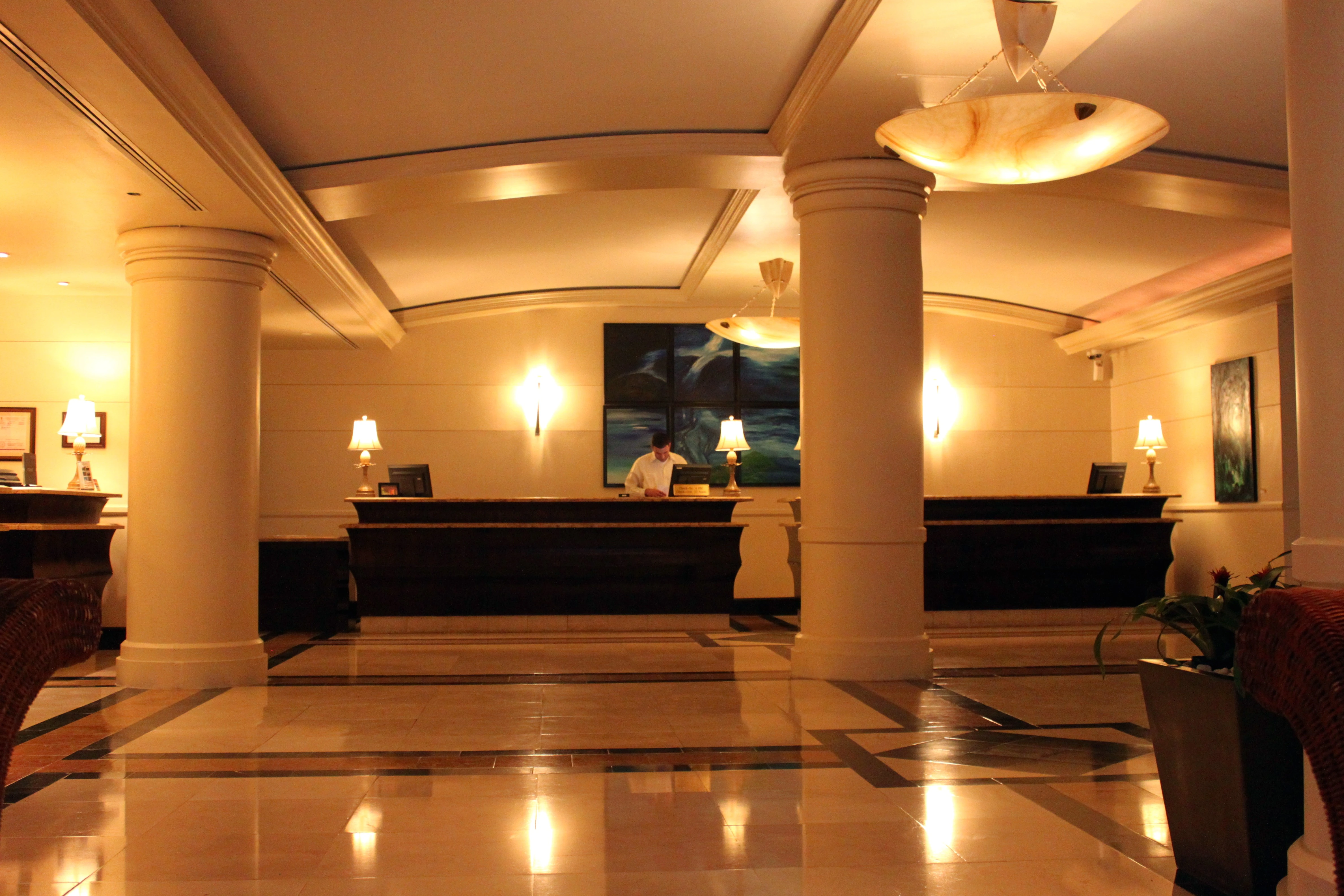 Стойка отеля и бронирование на телефоне